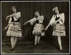 Tres mujeres jóvenes ciegas en traje bailando en el escenario en una obra de teatro en la Asociación de Ciegos de Nueva York, Nueva York, 1931